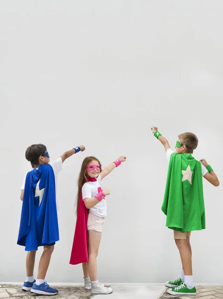 Niños con disfraces superhéroes — Foto de Stock