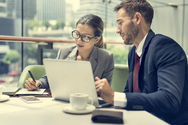 Geschäftsleute arbeiten mit Laptop — Stockfoto