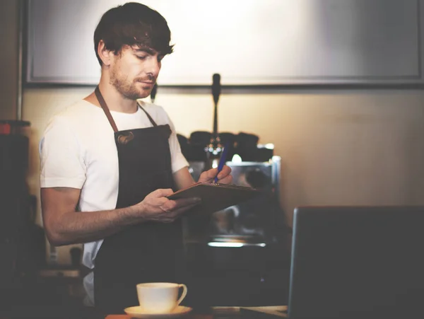 Bonito barista trabalhando no café — Fotografia de Stock