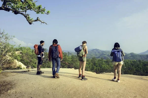 Jovens amigos explorando a natureza — Fotografia de Stock