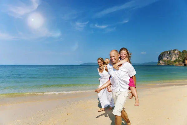 家人在海滩上玩得开心 — 图库照片
