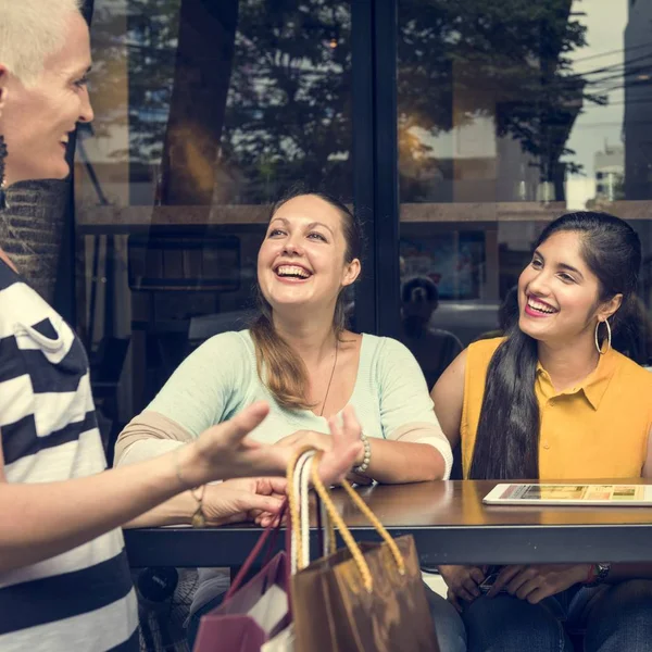 Mulheres depois de fazer compras no café — Fotografia de Stock