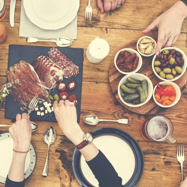 Personer Dining på träbord — Stockfoto