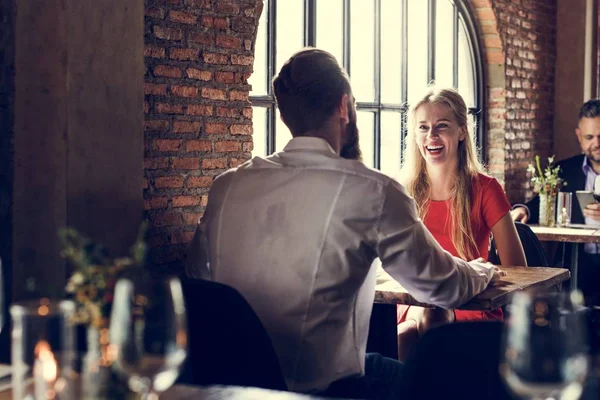 Paar hat romantisches Date — Stockfoto