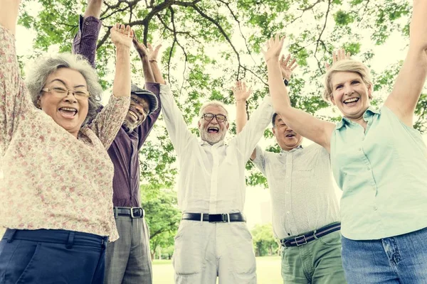 Diversi amici anziani Ootdoors — Foto Stock