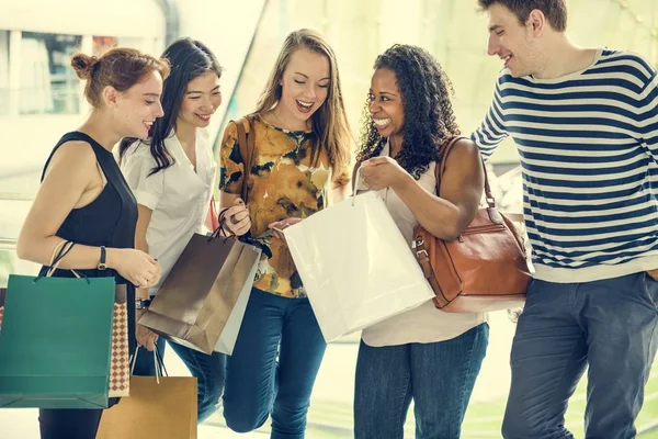 Happy vrienden in shopping mall — Stockfoto