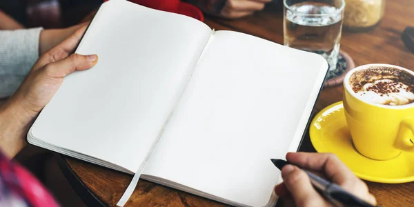 Persona escribiendo en cuaderno — Foto de Stock