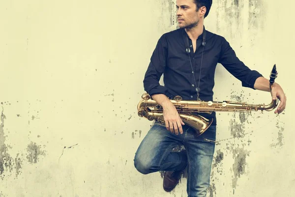 Jazzman holding Saxophone — Stock Photo, Image