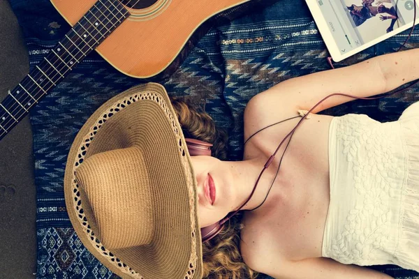 Woman laying and listening music — Stock Photo, Image