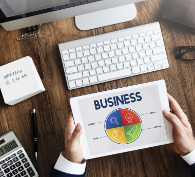 Dijital tablet kullanan işadamı