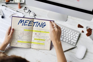  Kitap okuyan bir kadın.