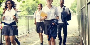 Çeşitli öğrenciler okul üniformalı