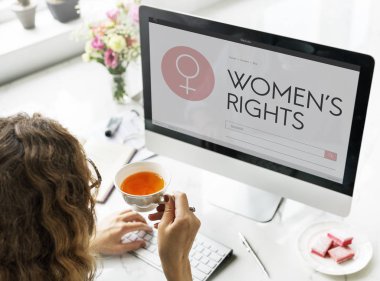 Bilgisayarda Çalışan Kadın