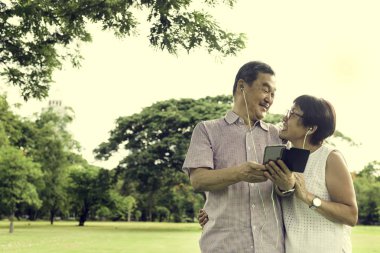 Cep telefonu kullanan çift