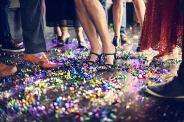 İnsanlar birlikte kutluyor 