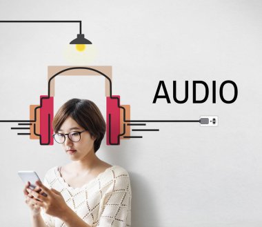 Cep telefonu kullanan Asyalı kadın.