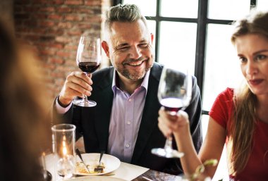 İnsanlar birlikte kutluyor 