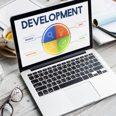 ekranda metin olan dizüstü bilgisayar