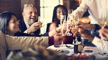 İnsanlar birlikte kutluyor 