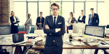 Ekip çalışması beyaz yakalı işçiler