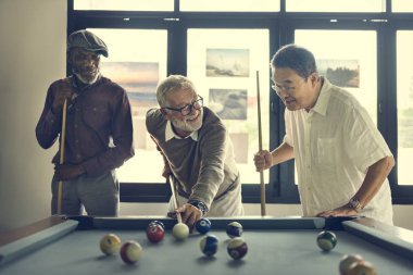 Bilardo oynayan arkadaşlar