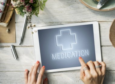 Tablet kullanan kadın