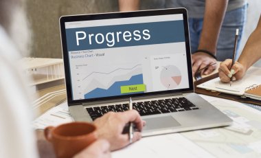 dizüstü bilgisayar kullanan insanlar