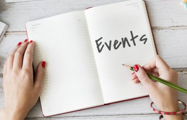 Günlüğe notlar yazan kadın