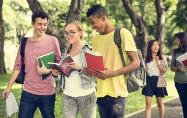 Farklı öğrencilerin öğrenim açık havada