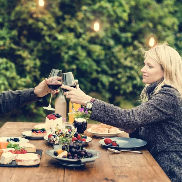 Couple acclamations avec du vin — Photo