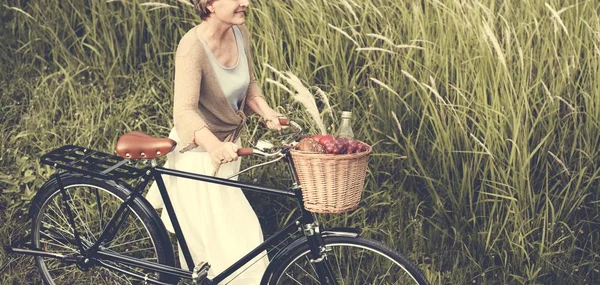 Ältere Frau mit Fahrrad — Stockfoto