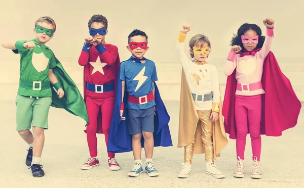 Superhéroes Niños alegres jugando — Foto de Stock