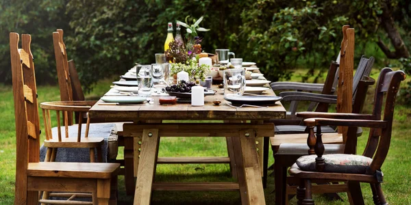 Mesa servida con comida para el almuerzo — Foto de Stock