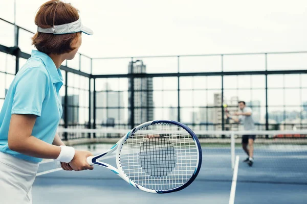 La gente juega en la pista de tenis — Foto de Stock