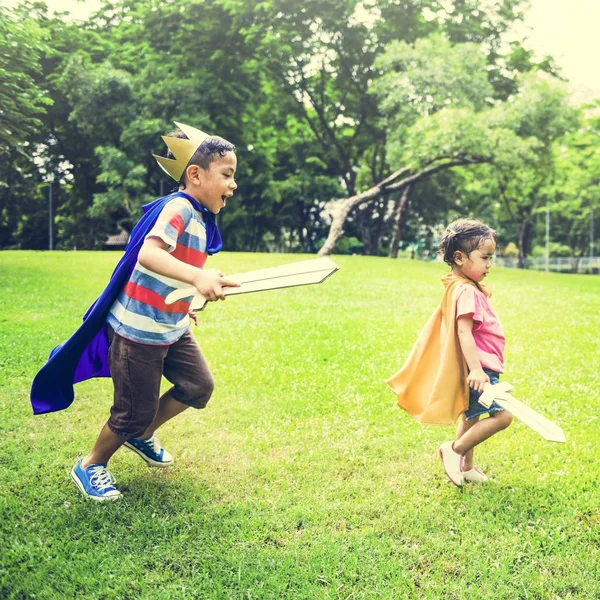 Hermano y hermana en el parque — Foto de Stock