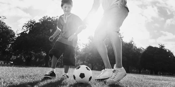 Ojciec z synem grać w piłkę nożną — Zdjęcie stockowe