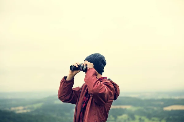 Hombre mirando a través de binoculares — Foto de Stock