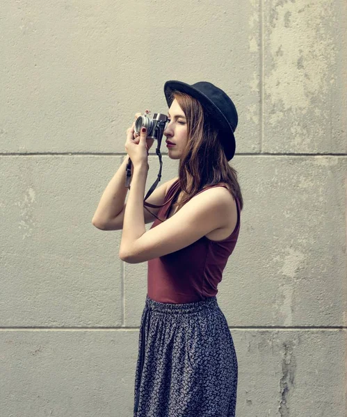 Mujer tomando fotos con cámara — Foto de Stock