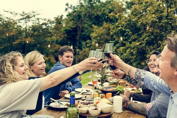 Grupa osób Cheers — Zdjęcie stockowe