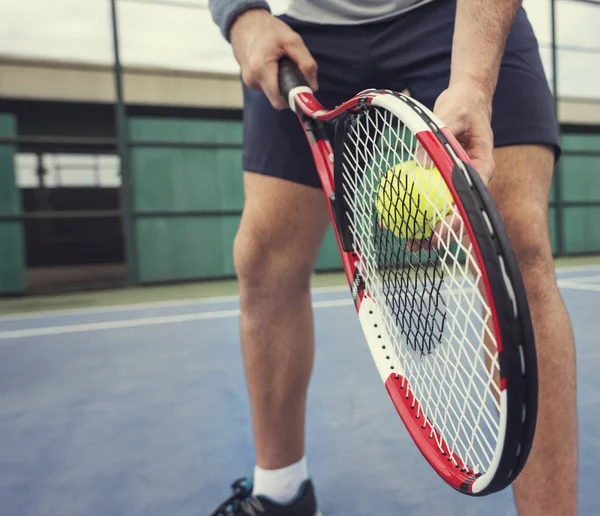 Jogador em quadra de tênis — Fotografia de Stock