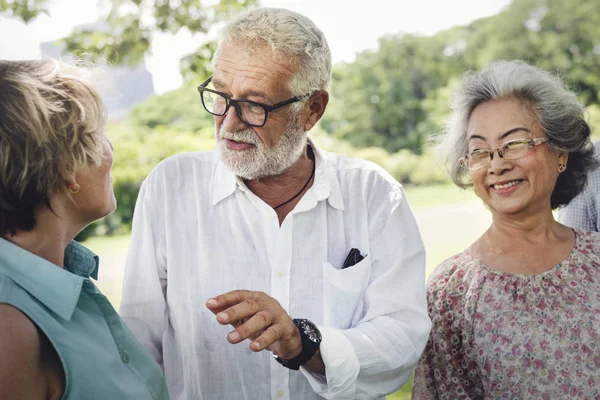 Gli amici anziani si divertono al parco — Foto Stock