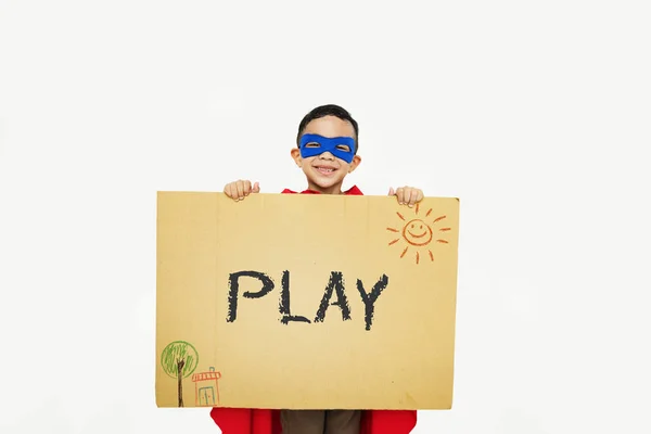 Superhrdina chlapce s karton v rukou — Stock fotografie