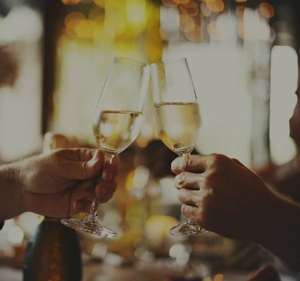 Mensen vieren en drinken champagne — Stockfoto