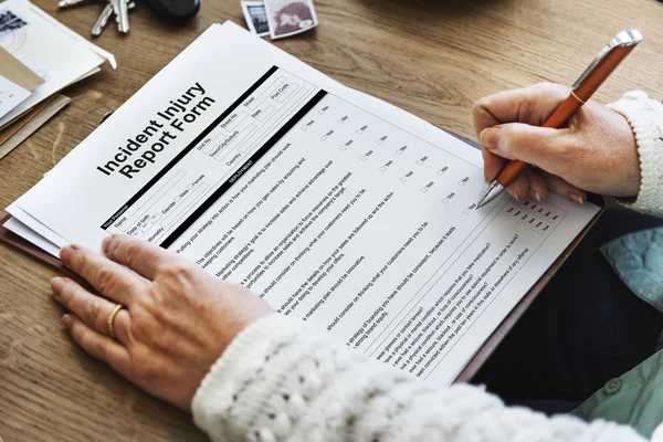 Person schreibt auf Papier — Stockfoto