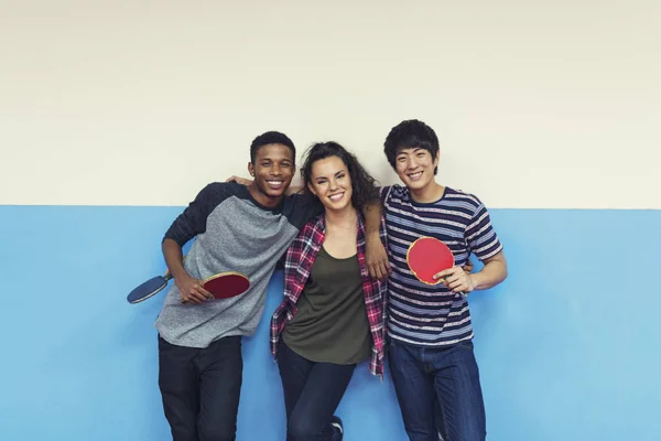 Diversidade amigos com raquetes Ping Pong — Fotografia de Stock