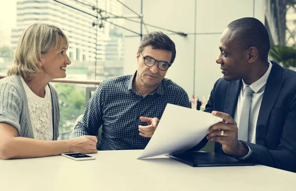 Mensen uit het bedrijfsleven bij professionele meeting — Stockfoto