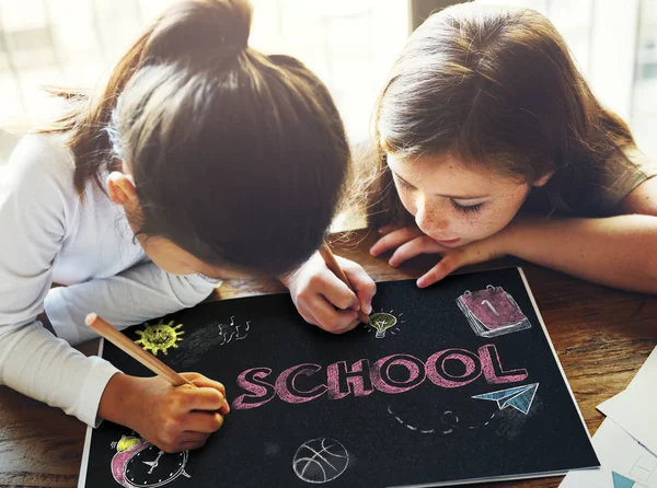 Kinderen tekenen in album — Stockfoto