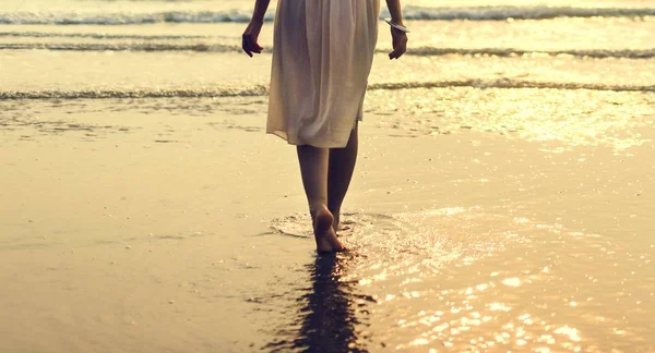 Vestido de mujer id caminando al océano —  Fotos de Stock