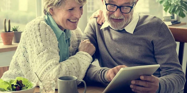 Casal sênior usando tablet digital — Fotografia de Stock