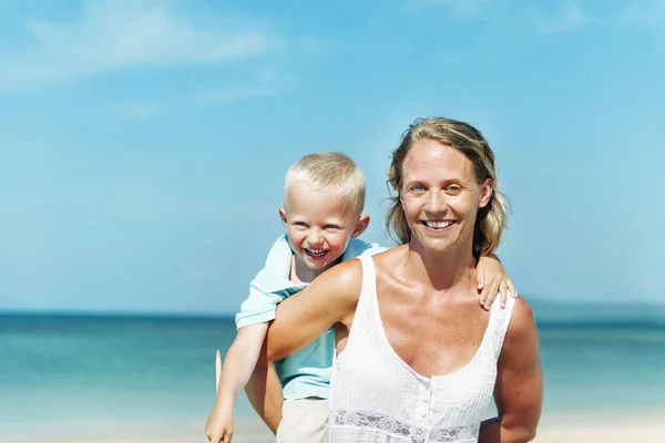 Mãe e filho se divertindo na praia — Fotografia de Stock